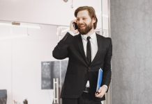 A magabiztos férfi ruhatára: így öltözz, ha jó benyomást akarsz kelteni az üzleti életben öltönyös férfi